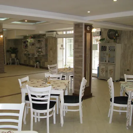 מלון Estreya Palace